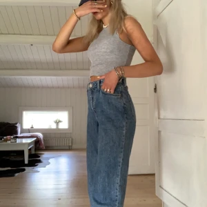 Monki jeans storlek 26 - Yoko mid blue jeans i storlek 26, säljer endast pga fel storlek. Kunden står för frakt, kan mötas upp i umeå. Originalpriset var 400kr och är i nytt skick, endast använda 2 gånger. 