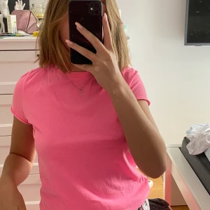 Neonrosa tröja - Bekväm & cool tröja från H&M. Super snygg nu till sommaren 💖