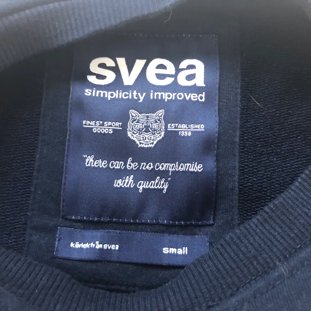 Sweatshirt med tryck från Svea. Använd ca 5 gånger så god kvalitet! Ganska tunt och bild på material förekommer i chatt. Frakten ligger på 43 alternativt 53 kr. BETALNING SKER VIA SWISH. Tröjor & Koftor.