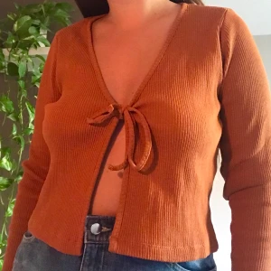 Knyt cardigan - En jättefin helt ny aldrig använd knyt cardigan från Monki. Storlek S. Nypris:200kr. 