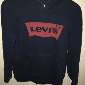 Levi’s hoodie, marinblå, Storlek Small. - Jätte fin levi’s hoodie i en marinblå färg💕 köparen står för frakten💖