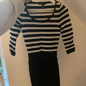  - Klänning från Mango i strl XS men skulle säga att den passar en S också. Jätte bekväm att ha på sig. Verkligen jättefin. 