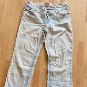 Jeans från Blueasphalt storlek M - ETT PAR SNYGGA JEANS FRÅN BLUEASPHALT! I storlek M. Lågmidjade. Knappt använda! Dock svagt missfärgad då jag har haft dem länge. (men det syns knappt) Endast frakt ☺️ Köparen betalar för frakten. Betalning via swish 💚