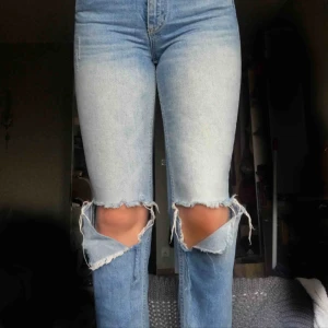  - Sjukt snygga lågmidjade jeans i bra skick med slitningar  från hm. Säljes pga för små:/ köpare står för frakten:)) original pris ca 350kr har jag för mig. (Strl 26 i midjan) 
