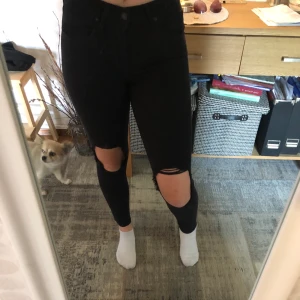 Svart Levis jeans.  - Svarta Levis jeans köpta i USA använda fåtal gånger utan orsak. Högmidjade och med två hål på knäna. Sitter bra. Frakt ingår ej i priset