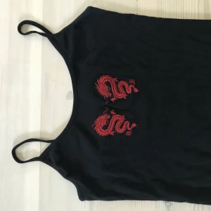 Klänning med drakar  - Svart klänning med trendiga röda drakar❤️ frakten tillkommer på 37 kr