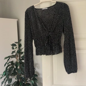 Prickig blus från zara - Använd några gånger. Buda från 200. Budet är på 250+frakt
