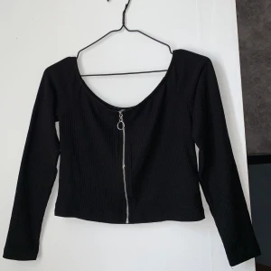 Off shoulder topp - En off shoulder topp från bikbok i Stl S som inte kommit till användning, köparen står för frakten☺️