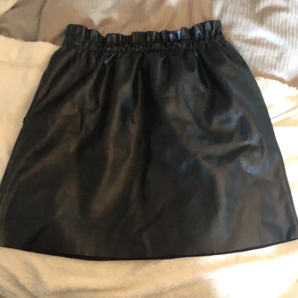 En kjol med skinnimitation på utsidan och mockaimitations på insidan köpt på Raglady på Väla. Väldigt stretchigt material och finns två fickor på sidorna!🥰  Frakt tillkommer💗. Kjolar.