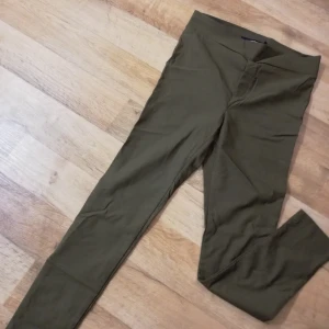 Legging  - Helt nytt legging. Jag använt 1 gång bara och vill sälja den eftersom det passar inte längre mig. Det är små. 