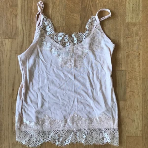 Bikbok linne - Smutsrosa linne från BikBok med spetsdelaj. Oanvänd 