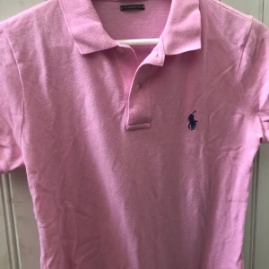 Piketröja Ralph Lauren - Fin rosa piketröja från Ralph Lauren. Köparen står för frakten. Fraktar endast.
