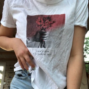 T-shirt  - Otroligt skön och fin T-shirt som aldrig används💕 