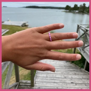 Egengjorda pärlringar  - Jättefina pärlringar i tre olika färgkombinationer: ROSA, VIT- BLÅ, VIT- GUL, VIT✨💓 Följ oss gärna på instagram: mezzai_design😊😊