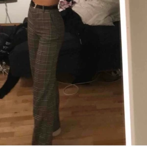Rutiga byxor - Ett par snygga byxor som ja köpte här på plick (förra ägarens bilder) tyvärr va dom lite små i midjan för mig:/ skriv gärna för egna bilder!