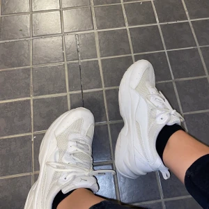 Puma cilia chunky trainers  - Vita chunky skor, använda 1 gång. Köpta för 650kr i bubbleroom. Säljs pga lite för stora i storleken 