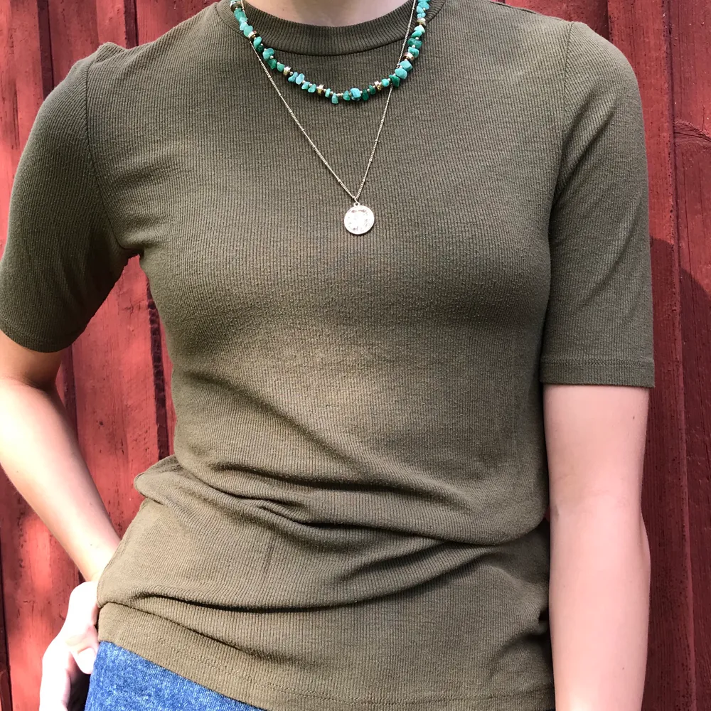 Militärgrön tröja från Gina Tricot storlek M ,använd stick. Frakt tillkommer. Toppar.