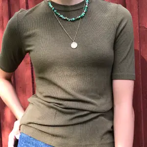 Militärgrön tröja från Gina Tricot storlek M ,använd stick. Frakt tillkommer