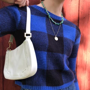 Blå tröja H&M - Fin blå tröja från H&M. (Typ kroppad) Använd men fin stick.  Frakt tillkommer. 