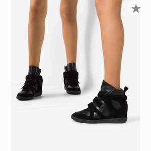 Helt nya Isabel Marant Buckee Sneakers, säljs då de inte kommit till användning!  Nypris är 4995kr, frakt betalas av köpare