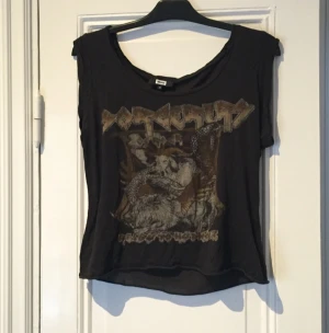  - Linne från bikbok. Kortare  i modellen. I fint skick:)