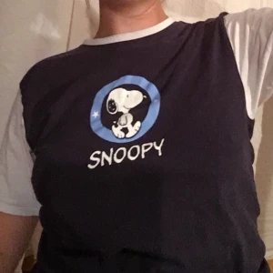 Vintage Snobben T-shirt - Marinblå och vit t-shirt med supergulligt snobben tryck. Trycket är lite slitet, men själv tycker jag att det ger tröjan mer vintage stil. Väldigt skönt material och supersöt tröja💫💫