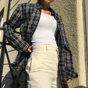 Rutig Herrskjorta - Super snygg rutig herrskjorta som kan bäras med nästan vad som. XS-L beroende på hur du vill att den ska sitta. 🦋Fri Frakt!