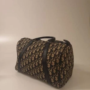 Dior vintage väska  - Äkta såklart och bevis följer med. Vintage. Storleken är 30 cm lång och 18 bred. Super fin väska!!! Fler bilder kan skickas, ställ gärna några frågor om ni har några :) bud från lägst 2800