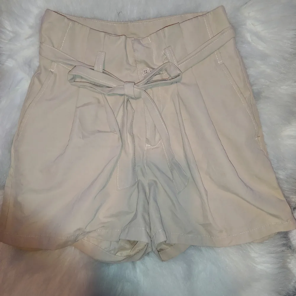 Tie waist shorts ljus beige/sand stl 32 (xs) . Shorts.