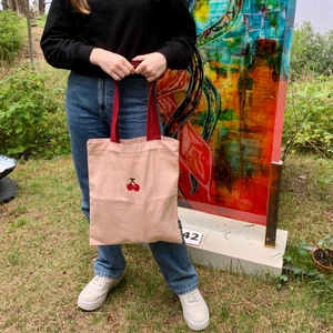 Tygkasse - Tygkassarna finns i 8 olika tryck. Gratis frakt i hela landet. 1 för 149kr. 2 för 249kr. 3 för 299kr. Har dragkedja och ett innerfack med dragkedja. Skicka ett meddelande för att köpa. Betalning sker via swish. @tygkassen på instagram❤️🧡💛💚💙💜 