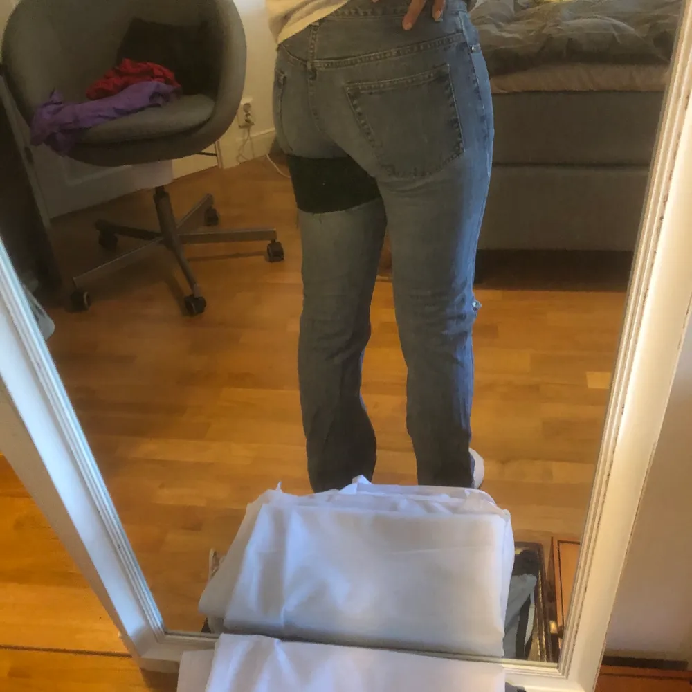 Super perfekta bootcut jeans! Älskar de men för små! Är en M/L i vanliga fall o jeans så passar på en Liten M och S! Har själv sytt på den gröna tygbiten för ville gömma hålet vid skrevet och nu syns inget hål eller något!!😊 . Jeans & Byxor.