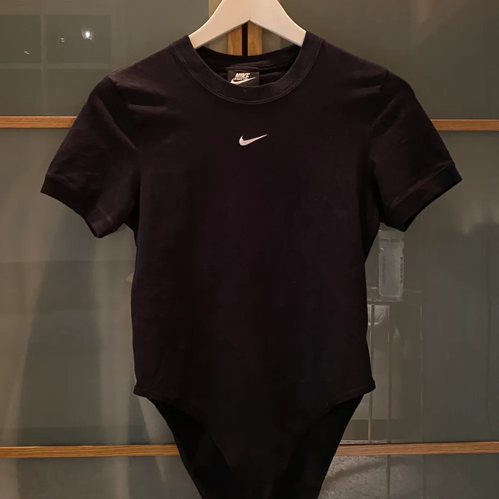 En svart t-shirt body från Nike. Sitter tight och super fint! . T-shirts.