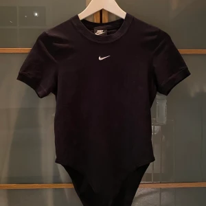 Nike t-shirt body - En svart t-shirt body från Nike. Sitter tight och super fint! 