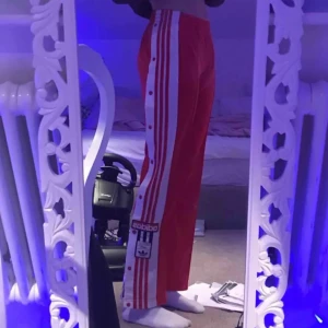 Adibreak trackpants 🤍 - Superfeta & i ganska så nytt skick! Köpt från Plick men jag har aldrig använt dem så jag säljer vidare! Bilderna är från förra ägaren 🤍 