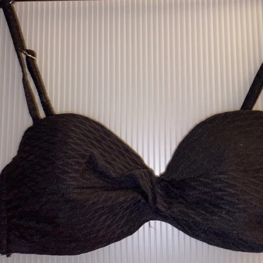 En svart bikini överdel från H&M med avtagbara band. Använd några gånger, i bra skick. Köpare står för frakt !. Övrigt.