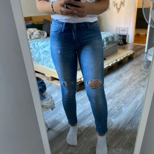 Lee ”elly” jeans - Säljer mina jeans då dom aldrig kommer till användning! Det är storlek W27 L31! Dom passar mig som har 80cm runt midjan och byxbenet är 73 cm innerlängden! Men 81cm är mitt ben ner till foten! alltså som en storlek 38 från gina! Frakt tillkommer!