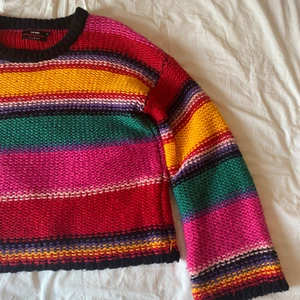 Färgglad och mysig stickad tröja! - En färgglad stickad tröja. Bred i armarna. 75kr+frakt✨