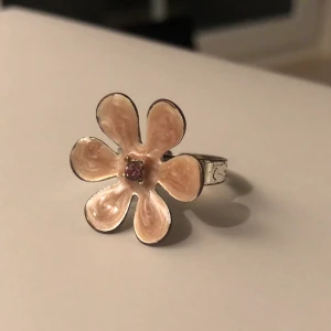 Blom ring - Jättefin rosa blomring som är justerbar för fingret! Frakt tillkommer på 11kr eller så kan jag mötas i Stockholm! 