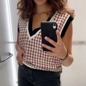 Populär zara väst - Jätte fin populär zara väst. Använd fåtal gånger och är i bra skick💕👌🏽 storlek s. Buda💕💕💕lånad bild