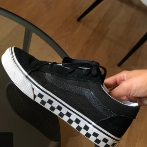VANS LIMITED EDITION   - Ett par äkta Vans sneakers limited edition chessboard med vissa delar av skon i mockaläder 🖤🤍🖤                       Nedsatt pris därav att ena skon har ett litet jack (bild 2)                                    Köpare står för frakt 📦 