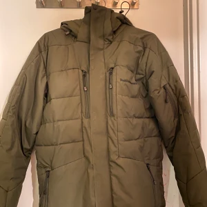 Peak performance jacka storlek s - Nypris 3500 (frakt ingår ej)