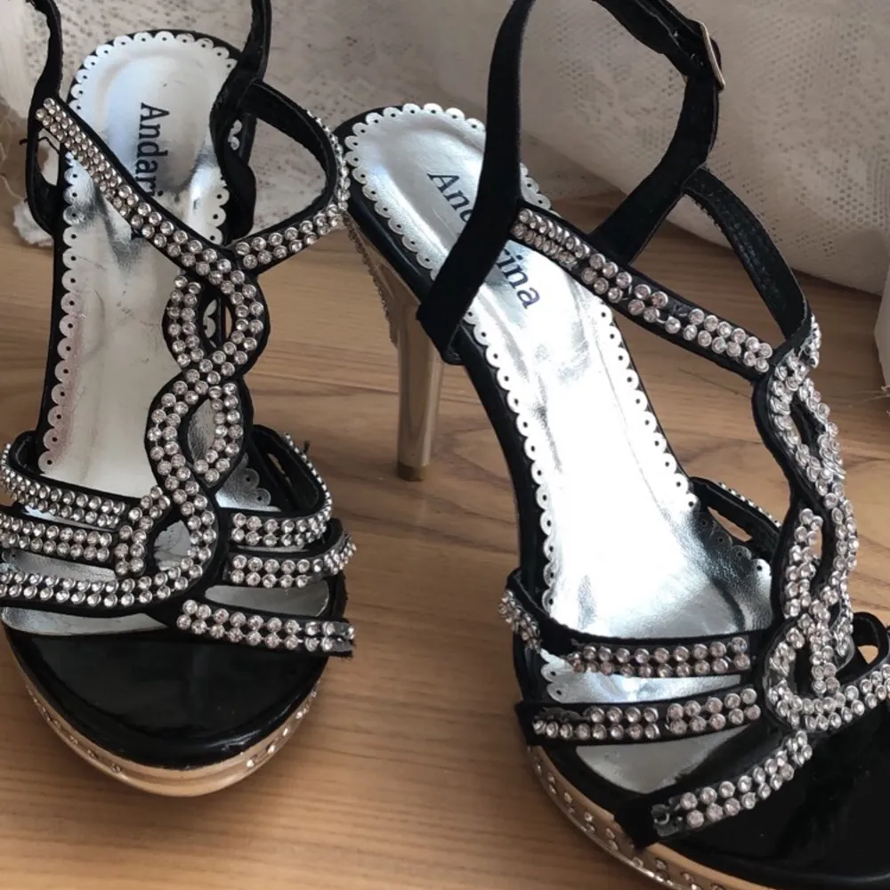 Säljer dessa vintage skor köpta i Italien. Använda och har därför några slitningar samt saknande kristaller, säljer de därför billigt💞. Skor.