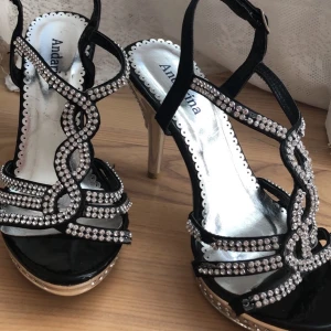 Vintage skor  - Säljer dessa vintage skor köpta i Italien. Använda och har därför några slitningar samt saknande kristaller, säljer de därför billigt💞