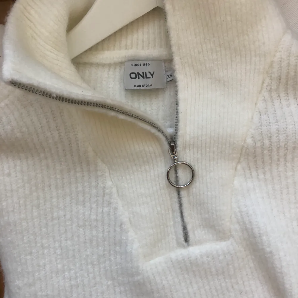 Jag säljer denna supermysiga vita zip-tröjan från only. Köpt för någon månad sedan och säljes på grund av att den inte kommit till användning. Priset som står är exklusive frakt!! 🤍🤍🤍 storlek XS men passar XSS-L beroende på hur man vill att den ska sitta.. Stickat.