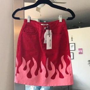 Flame kjol - Säljer denna döcoola kjolen från Nakd. Endast prövad, aldrig använd. (Första bilden är lånad, men samma kjol). Frakt tillkommer 🌹