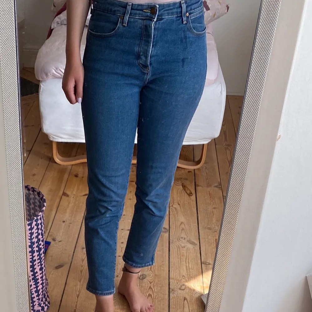 Nu säljer jag mina favvo jeans nypris 799kr, jätte fina och bekväma är dem                                               💙frakt tillkommer💙. Jeans & Byxor.