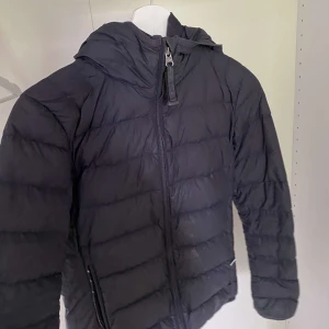 Parajumper  - Nypris: 4000kr men säljer för 600kr pågrund av att fickorna på jackan inte är helt hela. Förutom fickorna är jackan i bra skick. Vid snabb affär kan priset sänkas.