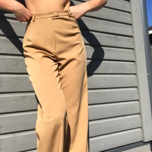 Beigea kostymbyxor! - Snygga beigea kostymbyxor insydda av mig. Färgen är som bild 1 och 2. Frakt på 44 kr tilkommer💛