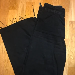 Trendiga svarta Zara-jeans! - Storlek 38. De är i formen ”Wide Leg”, alltså att de är väldigt breda. Väldigt trendiga och snygga men säljer åt min kompis. 
