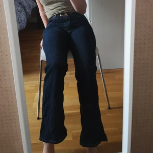 Flare jeans - Vida jeans, men blir ännu vidare nedtill. Är högmidjade och sitter som en smäck! De är från Crocker och har storleken är som Small, ( W30 L32) ❤️ 